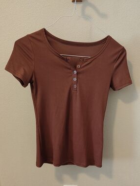 Women’s Short Sleeve Henley Top - Brown